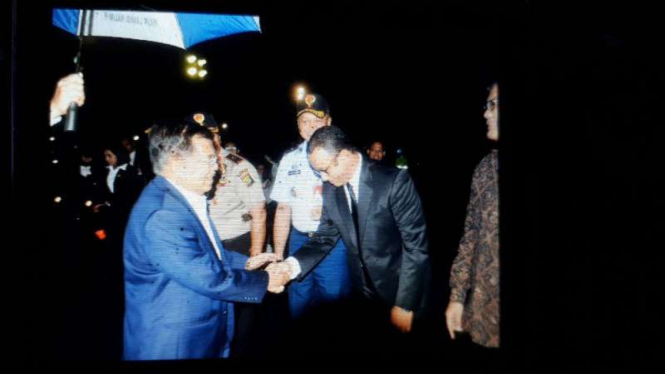 Gubernur DKI Jakarta, Anies Baswedan (kanan), turut melepas rombongan Wakil Presiden Jusuf Kalla di Bandara Halim Perdanakusumah pada Rabu malam, 18 Oktober 2017.