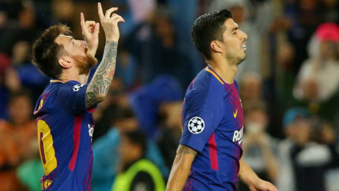 Striker Barcelona, Lionel Messi (kiri) rayakan gol