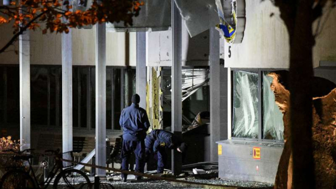 Pemeriksaan forensik usai ledakan di stasiun utama di Helsingborg, Swedia