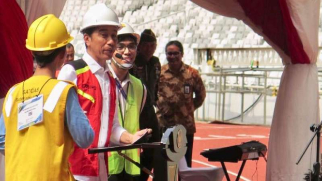 Presiden Joko Widodo di depan ribuan pekerja konstruksi.
