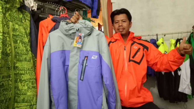 Jaket 'Khe-Khe' yang anti air dari Bogor.