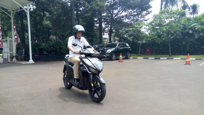 Menteri ESDM Ignasius Jonan mencoba motor Gesits.