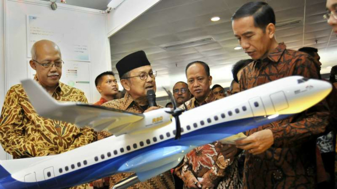 BJ Habibie menjelaskan soal protoype Pesawat R80 kepada Presiden Joko Widodo