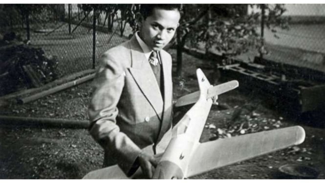 Foto lawas BJ Habibie saat masih muda sedang memegang pesawat.