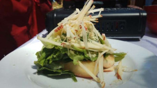 RESEP: Segarnya Salad Apel ala Chef Revo