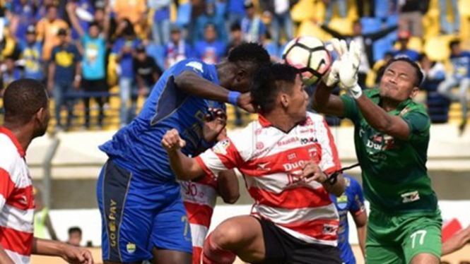 Pertandingan Persib Bandung vs Madura United