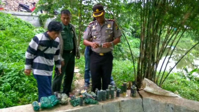 Polisi memeriksa barang bukti penemuan karung berisi granat dan amunisi aktif di Kota Depok, Jawa Barat, pada Kamis, 19 Oktober 2017.
