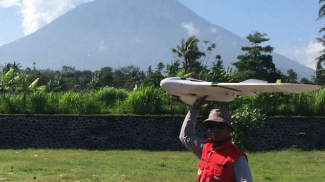 Tim drone UGM dan BNPB berhasil menerbangkan drone untuk memetakan puncak kawah Gunung Agung di Kabupaten Karangasem, Bali, pada Kamis 19 Oktober 2017.