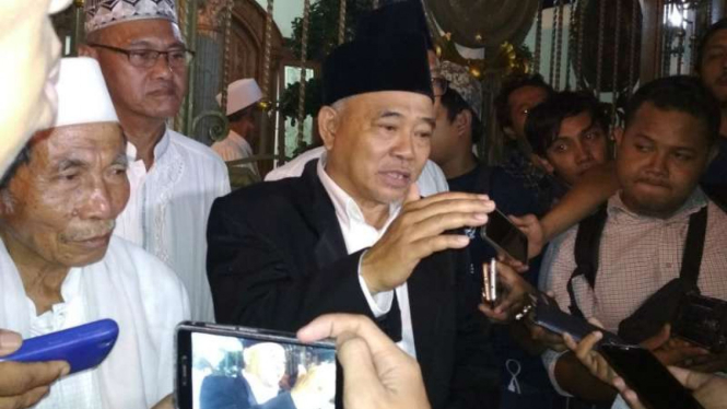 Juru bicara Tim Sembilan pendukung Khofifah Indar Parawansa, KH Asep Saifuddin Chalim, di Surabaya, Jawa Timur, pada Kamis malam, 19 Oktober 2017.