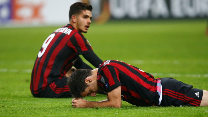 Pemain AC Milan tertunduk lesu.