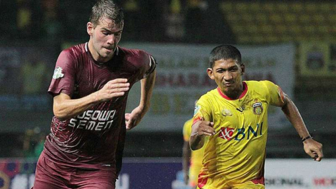 Gelandang PSM Makassar, Willem Jan Pluim (kiri) saat menghadapi Bhayangkara FC