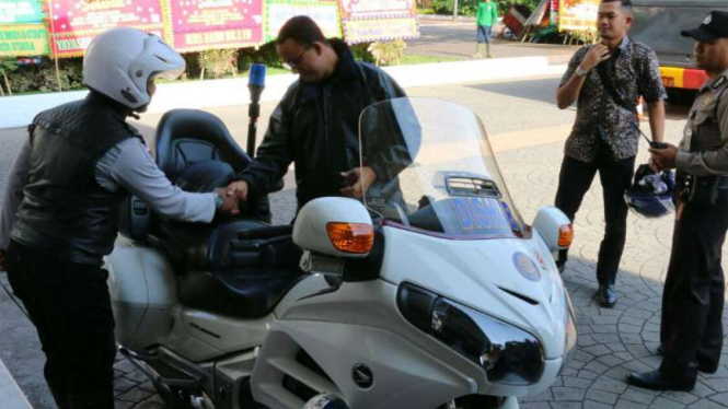 Gubernur DKI Jakarta Anies Baswedan naik motor Patwal ke Balai Kota 