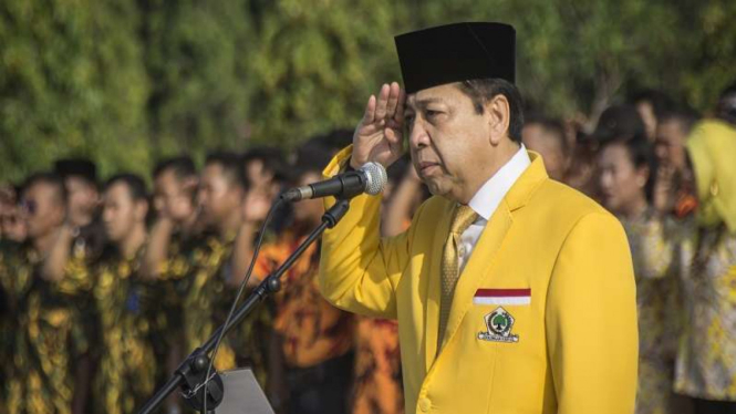 Ketua Umum Golkar Setya Novanto saat upacara ziarah HUT Golkar di TMP Kalibata.