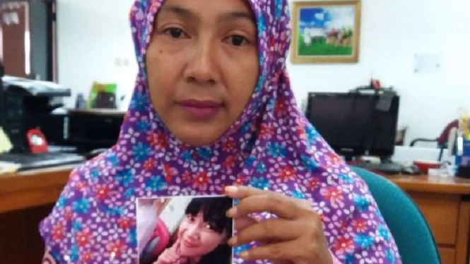 Siti Khodijah perlihatkan foto Siti Fatimah.