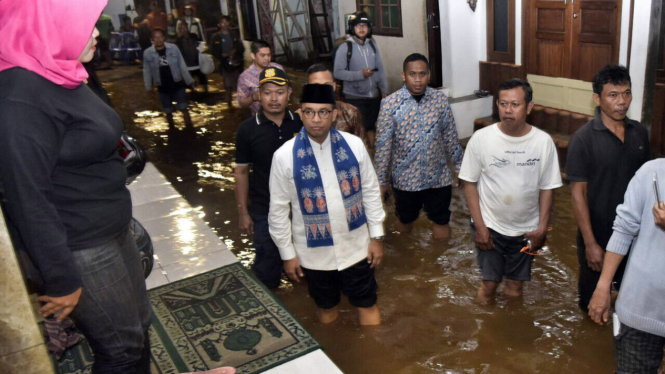 Anies Baswedan di lokasi banjir Cipete