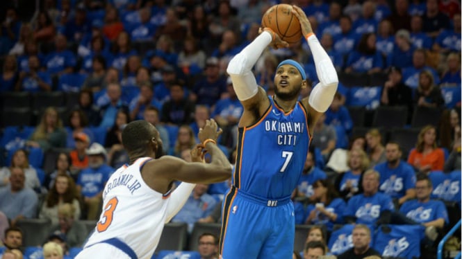 Forward Oklahoma City Thunder, Carmelo Anthony (nomor 7), saat menembak.