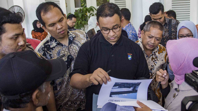 Gubernur DKI Jakarta, Anies Baswedan, saat menerima aduan warga.