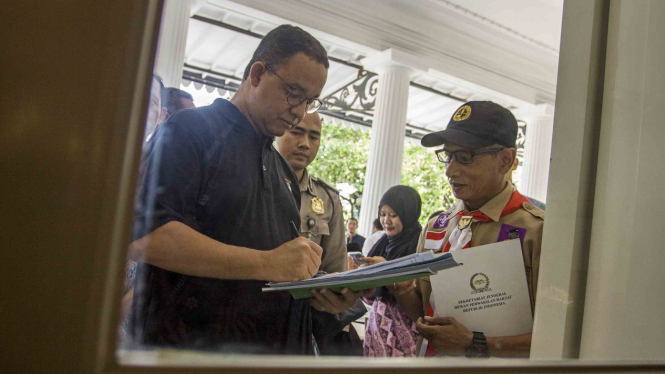 Gubernur Anies Baswedan (kanan) dan Wakil Gubernur Sandiaga Uno (kiri)