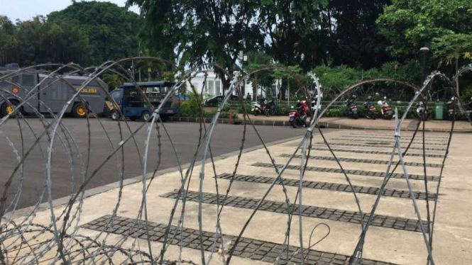 Kawat berduri dipasang di depan Istana Kepresidenan, Jakarta.