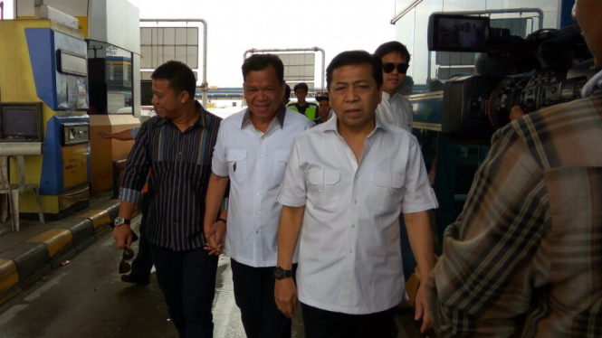 Ketua DPR Setya Novanto saat di gerbang tol Cikarang Utama