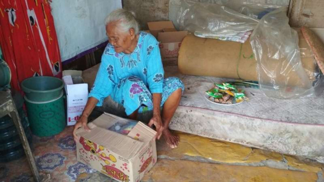 Wati, perempuan berusia 110 tahun yang tinggal sebatang kara di Kota Serang Banten di kediamannya, Jumat (20/10/2017)