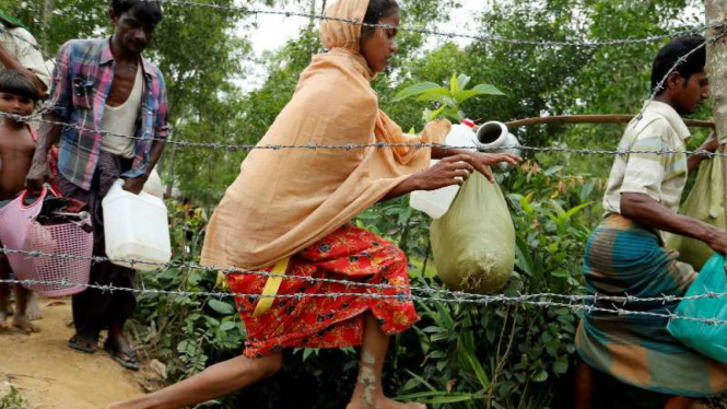 Para pengungsi Rohingya menyeberang ke Bangladesh