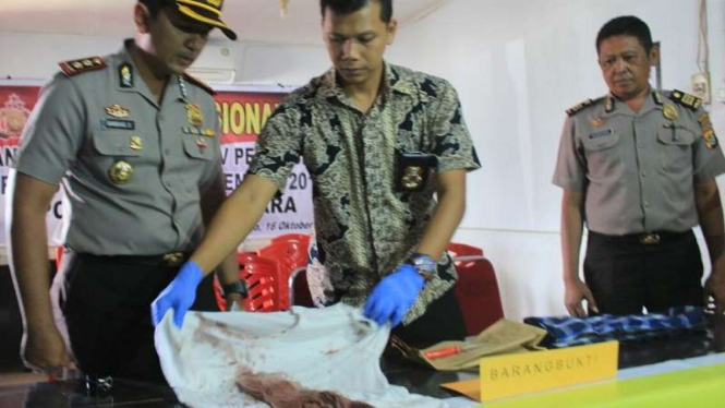 Kapolres Kolaka Utara, AKBP Bambang melihat barang bukti pembunuhan Musakkir.