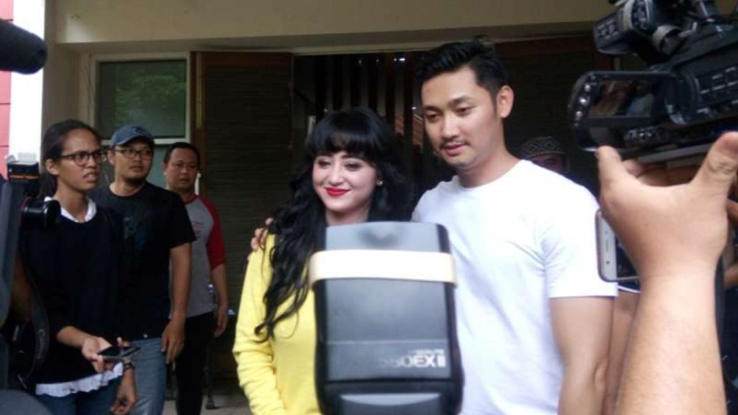 Dewi Perssik dan Angga Wijaya.