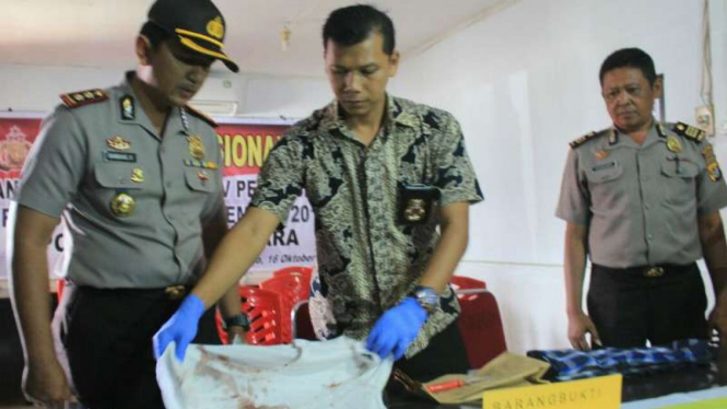 Polisi memperlihatkan barang bukti kasus pembunuhan Musakir Sarira, Ketua Ketua DPRD Kolaka Utara, pada Sabtu, 12 Oktober 2017.