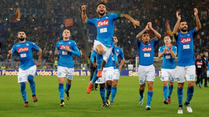 Para pemain Napoli merayakan kemenangan