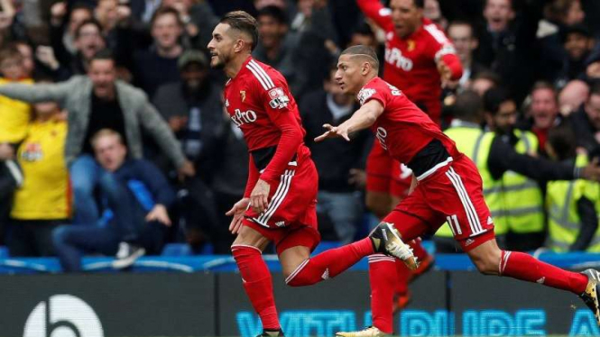 Pemain Watford, Roberto Pereyra (kiri) melakukan selebrasi 