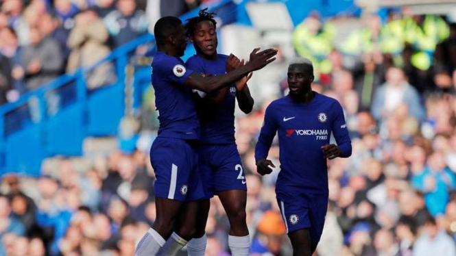 Penyerang Chelsea, Michy Batshuayi (tengah) merayakan gol