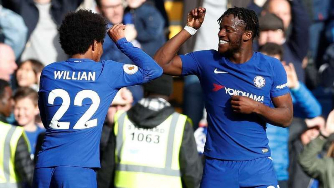 Penyerang Chelsea, Michy Batshuayi (kanan)