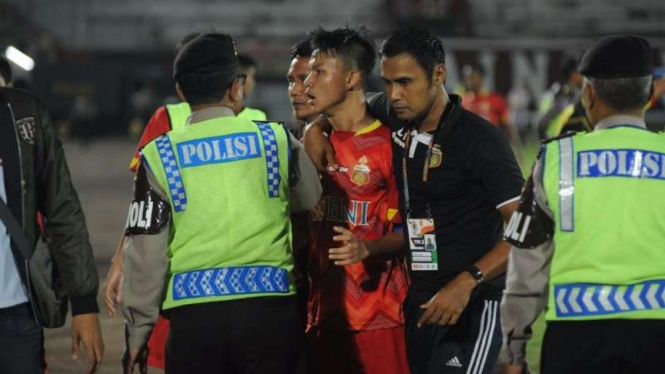 Pemain Bhayangkara FC U-19 ditenangkan saat ricuh di laga melawan Bali United