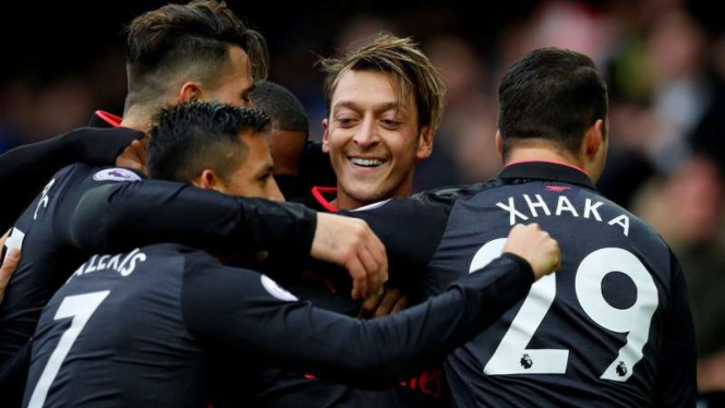 Pemain Arsenal merayakan gol Mesut Oezil ke gawang Everton
