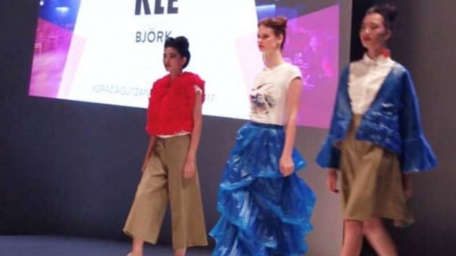 Busana berbahan plastik karya Avani di JFW 2018, Minggu 22 Oktober 2017