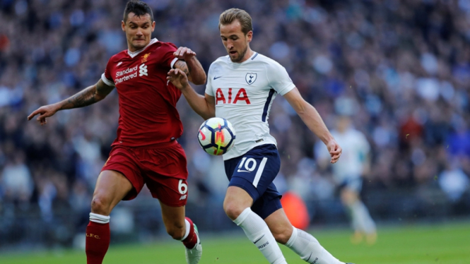 Pemain Liverpool, Dejan Lovren (kiri) menjaga ketat Striker Tottenham, Harry Kane