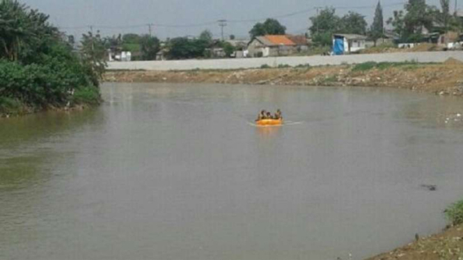 Tim SAR menyisir Sungai Cisadane, Tangerang, mencari tiga remaja yang hilang.
