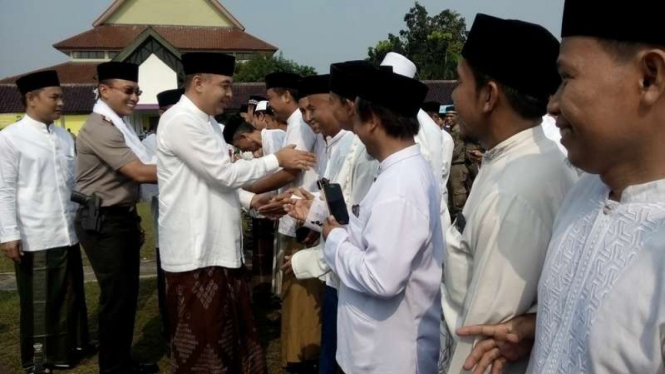 Peringatan hari santri nasional di Kabupaten Tangerang, Senin (23/10/2017). Seluruh ASN di kabupaten ini diwajibkan menggunakan baju muslim dan kain sarung.