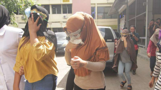 Para tersangka pelaku prostitusi online di Aceh dan si muncikari ditangkap di sebuah hotel di Banda Aceh, Aceh, pada Senin, 23 Oktober 2017.
