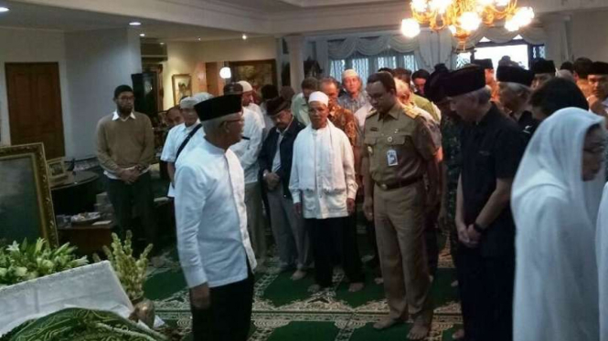 Gubernur DKI Anies Baswedan melayat ke rumah duka istri Wiyogo Atmodarminto