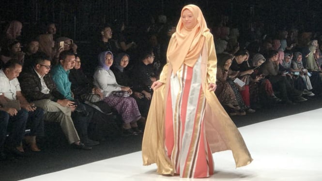 Koleksi bertema Coat karya Oki Setiana Dewi 