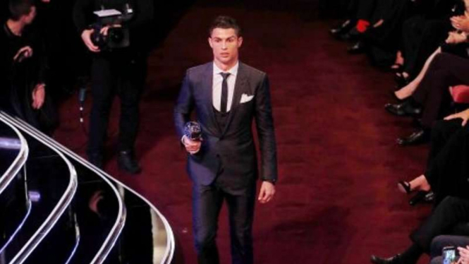 Cristiano Ronaldo menerima penghargaan pemain terbaik FIFA 2017.