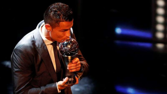 Cristiano Ronaldo menjadi pemain terbaik dunia versi FIFA