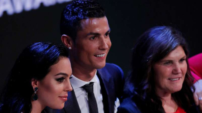 Cristiano Ronaldo bersama kekasihnya, Georgina Rodriguez dan ibunya