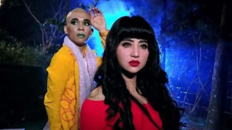 Ekspresi 'Menyeramkan' Dewi Perssik Jadi Si Manis