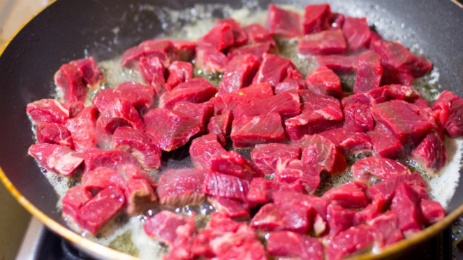 Ilustrasi memasak daging/daging merah.