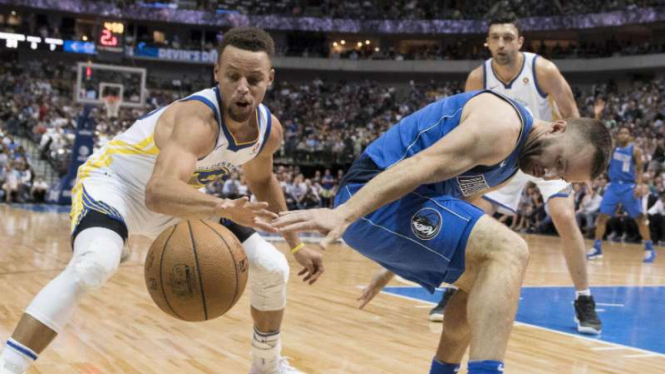 Pebasket Golden State Warriors, Stephen Curry saat menghadapi Dallas Mavericks