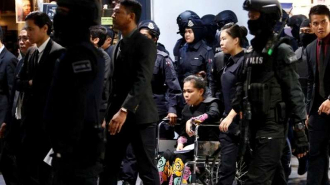 Siti Aisyah, WNI yang didakwa membunuh Kim Jong Nam di Malaysia saat dibawa dengan kursi roda beberapa waktu silam.