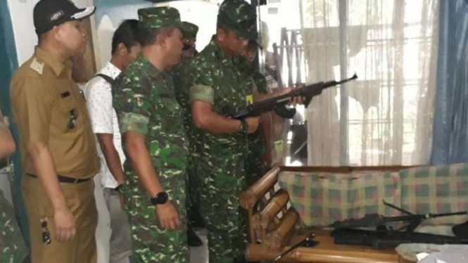 Prajurit TNI Kodim 0506 Tangerang periksa senjata api di rumah yang digerebek.